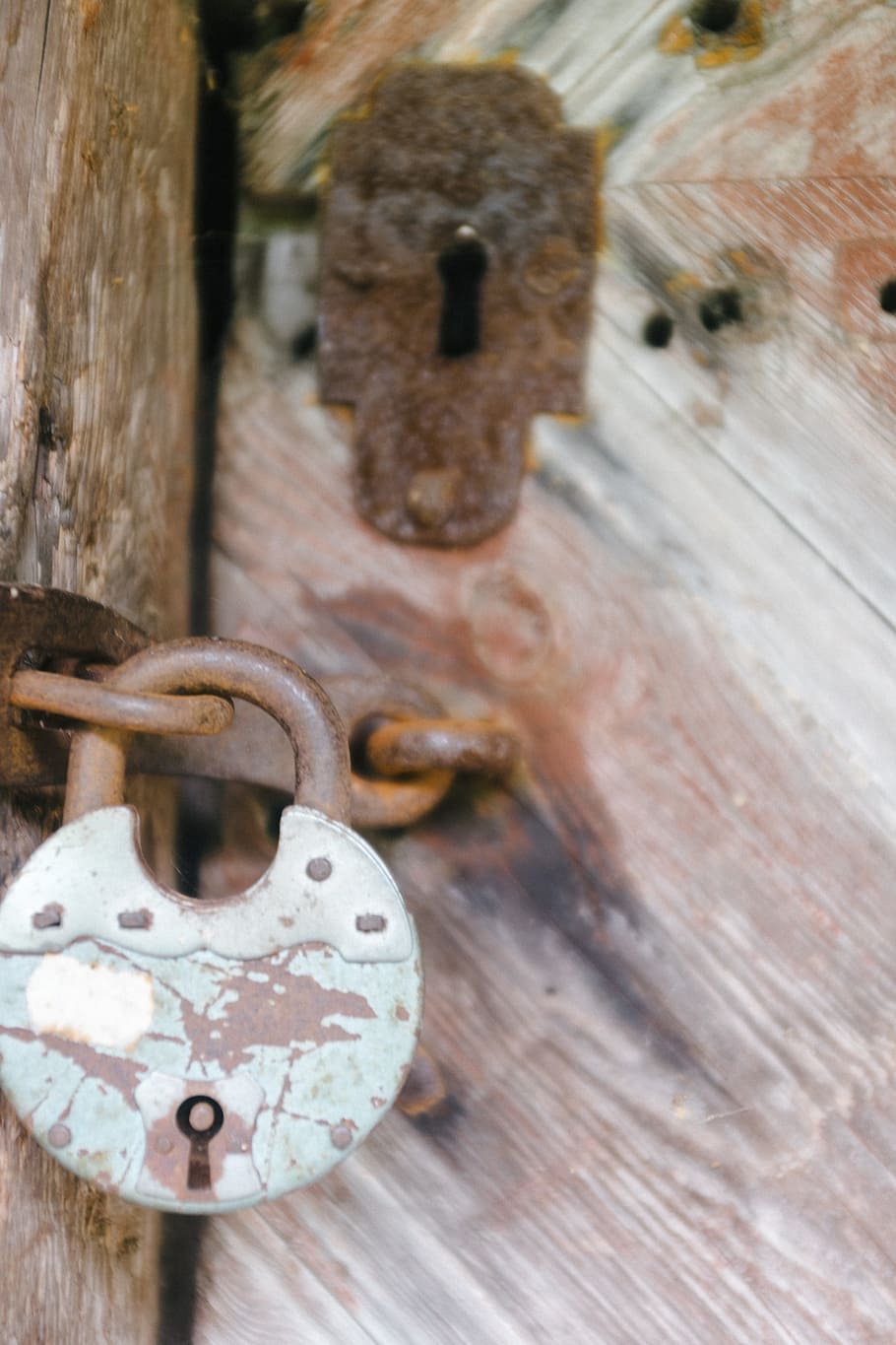 Old rustic barn lock, antique, background, brown, design, detail HD wallpaper