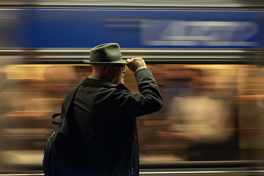Man Holding His Hat, adult, commuter, motion, subway plataform HD wallpaper