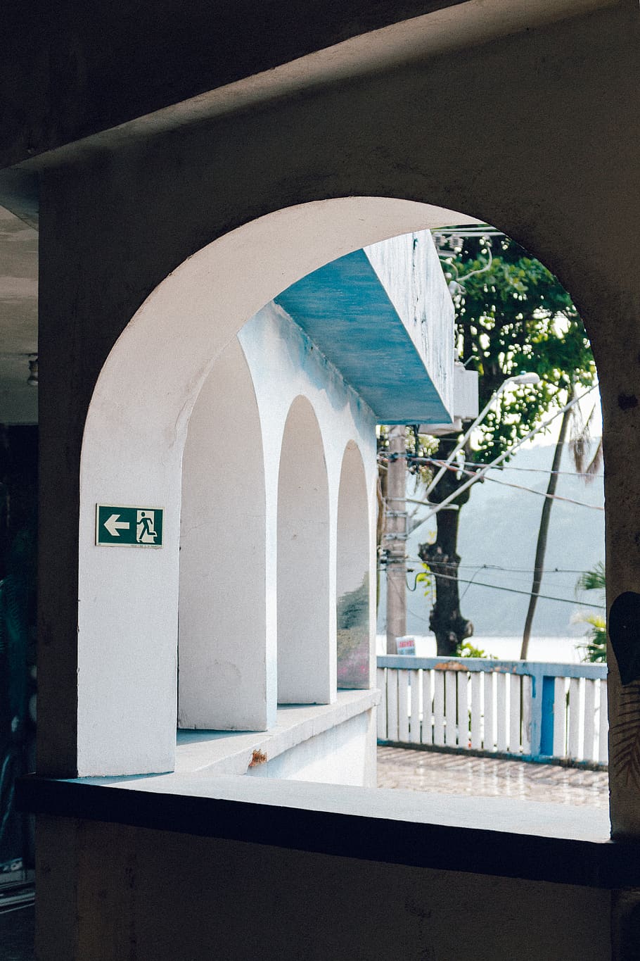 White and Blue Painted Wall, arch, architecture, building, daylight HD wallpaper