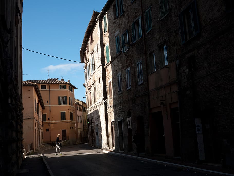 italy, perugia, person, guy, man, europe, architecture, shadow, HD wallpaper