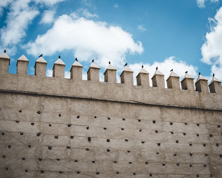 Brown Concrete Castle Wall Under Cumulos Clouds, architecture HD wallpaper