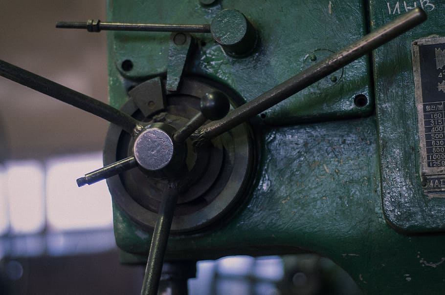 green and gray metal machine, drive shaft, gun, weaponry, wheel