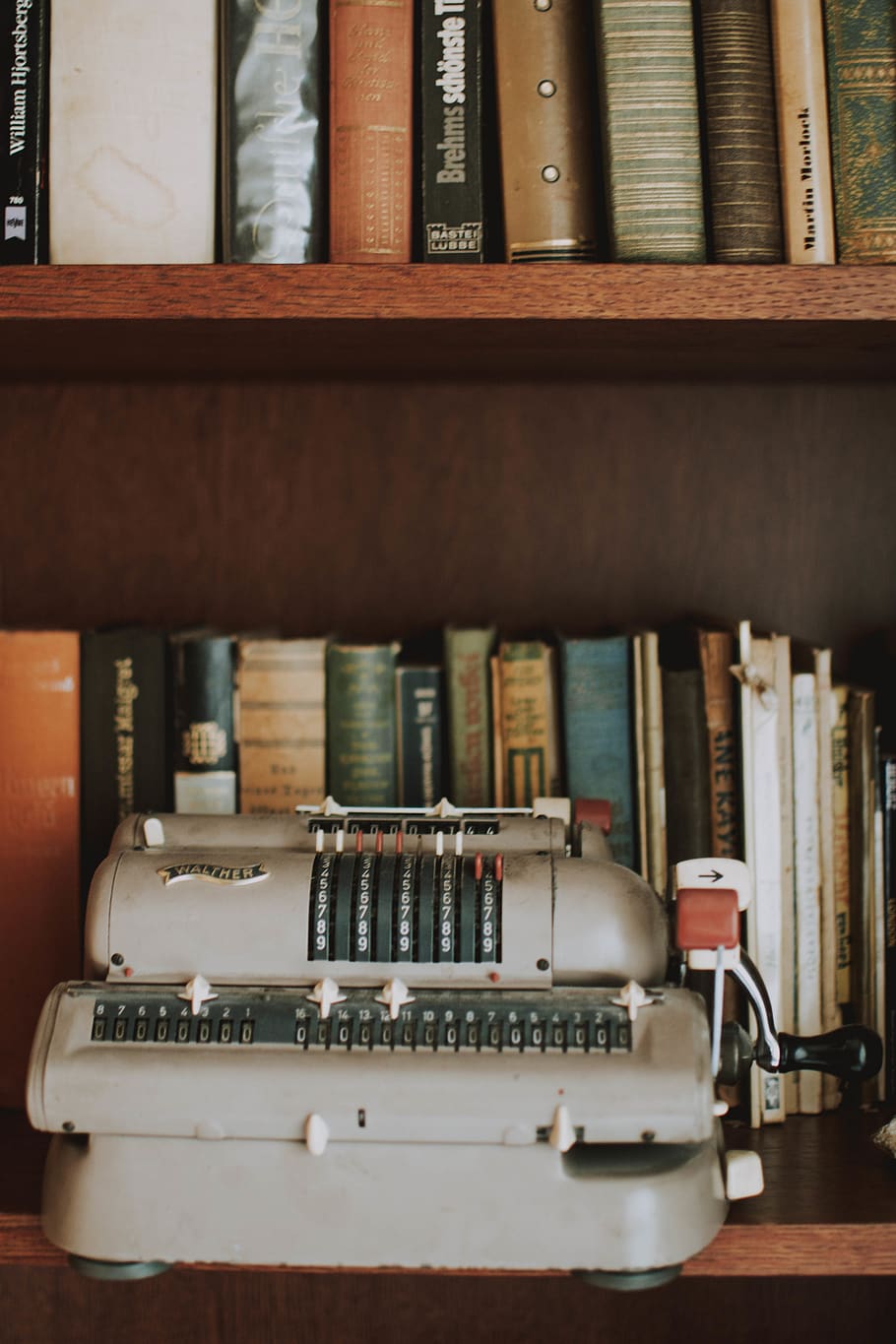 gray typewriter on book shelves, old, vintage, retro, indoors HD wallpaper