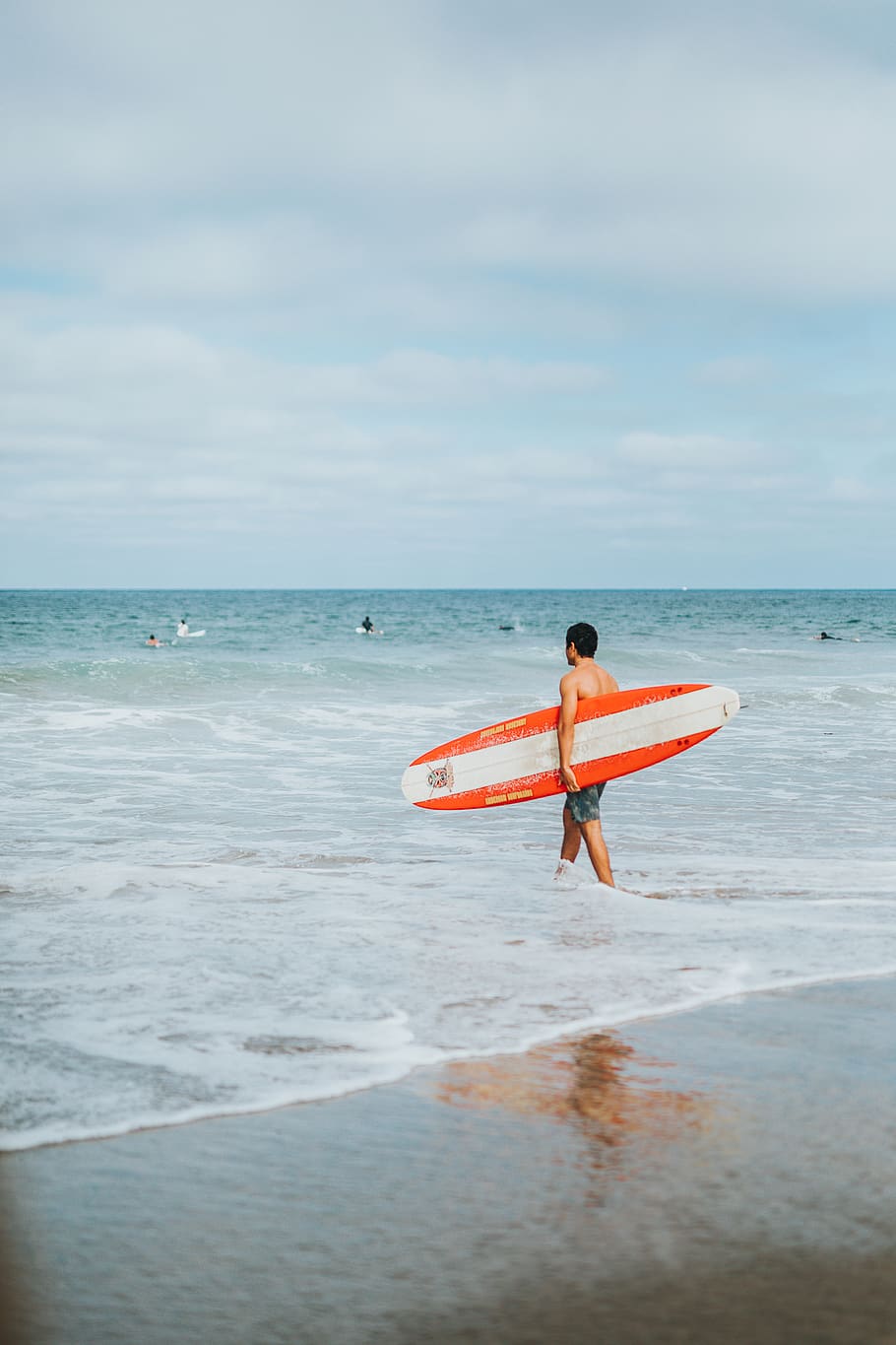 man holding surfboards, sea, water, sky, beach, land, horizon HD wallpaper
