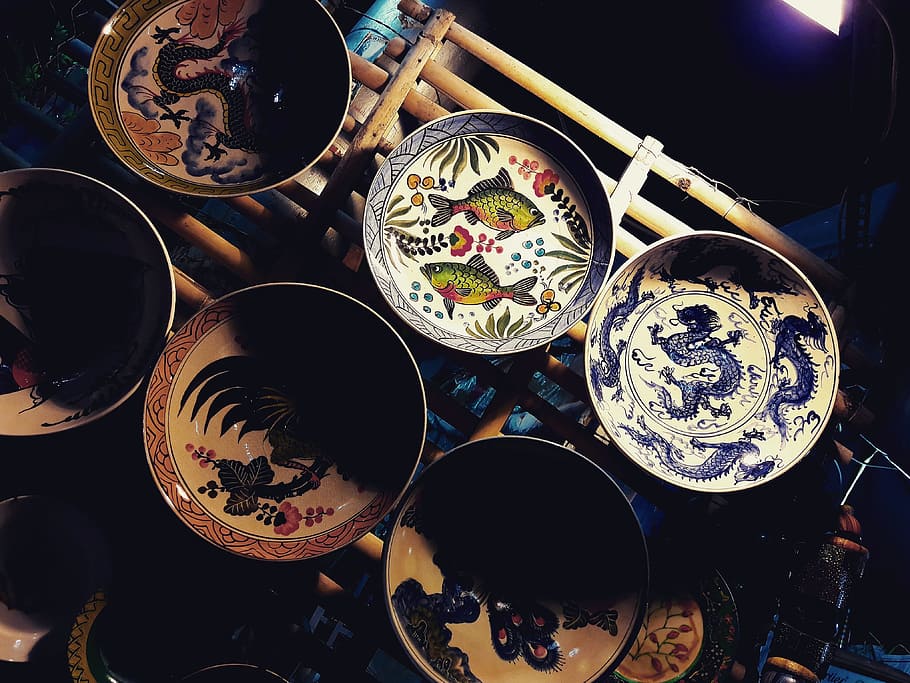 Six Toile Plates On Wooden Surface, ceramic plate, craft, design HD wallpaper