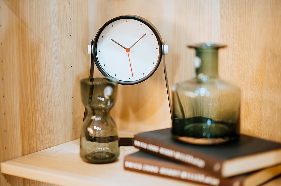 Times wood. Материалы для часов. Часы ваза. Desk Clock. Фото натюрморт с настольными часами.