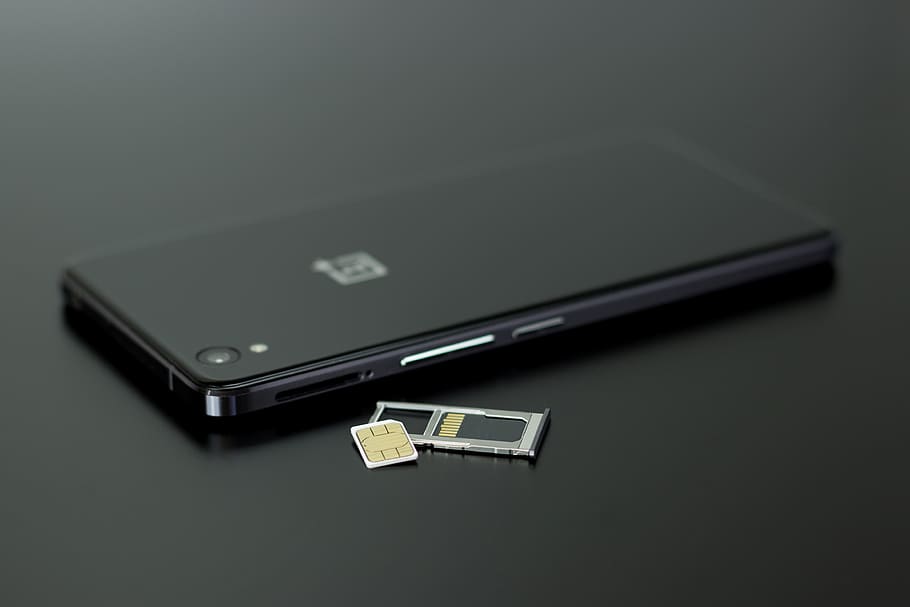 Black Smartphone on Black Table Top, communication, memory card, HD wallpaper