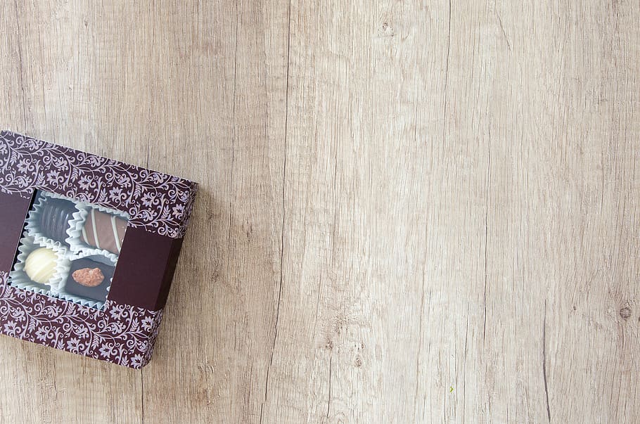 Chocolates Inside Box, assorted, baked, brownies, cakes, cocoa HD wallpaper