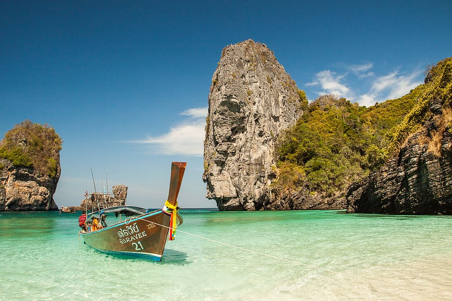 Brown Boat on Body of Water Nduring Day Time, beach, idyllic HD wallpaper