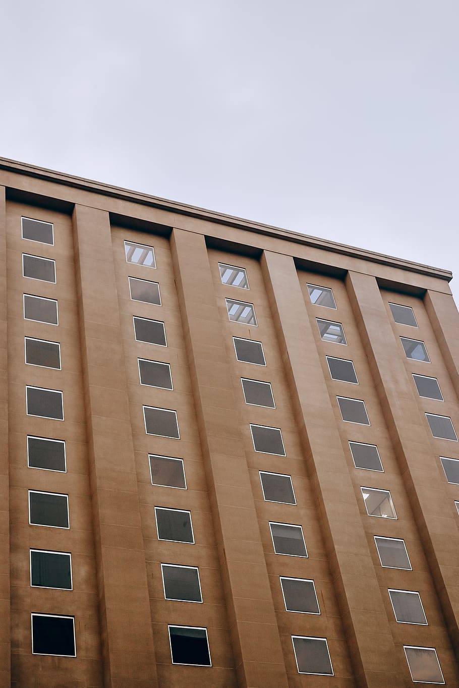 Brown Concrete Building, architectural design, architecture, contemporary HD wallpaper