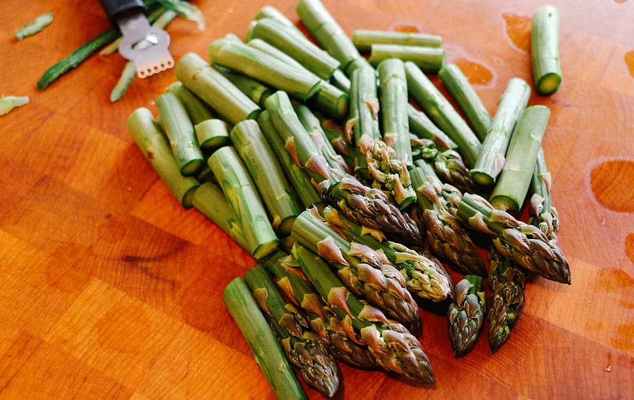 Sliced Green Paragus, asparagus, chef, chopped, close-up, delicious HD wallpaper