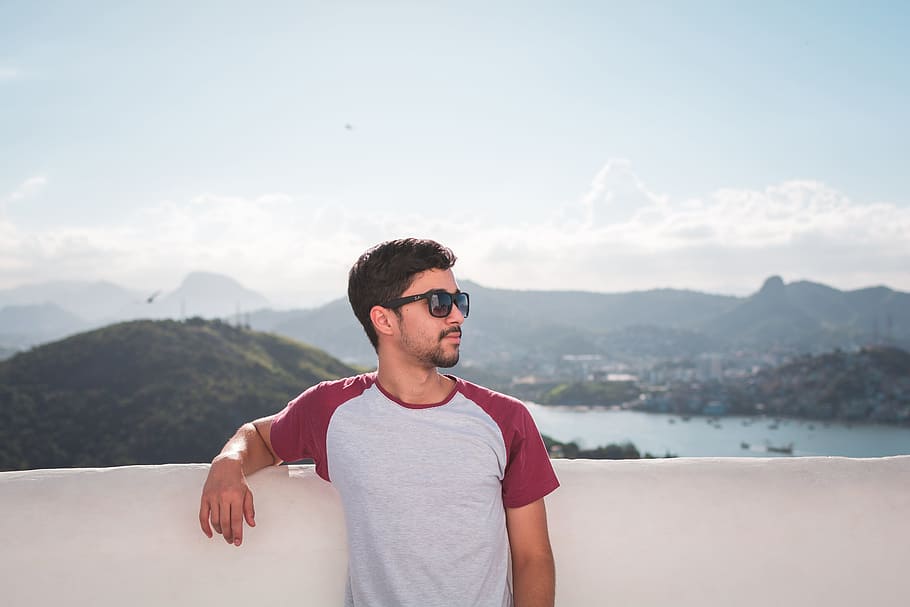 Man in White and Red Crew-neck T-shirt in Shallow Focus Photography HD wallpaper