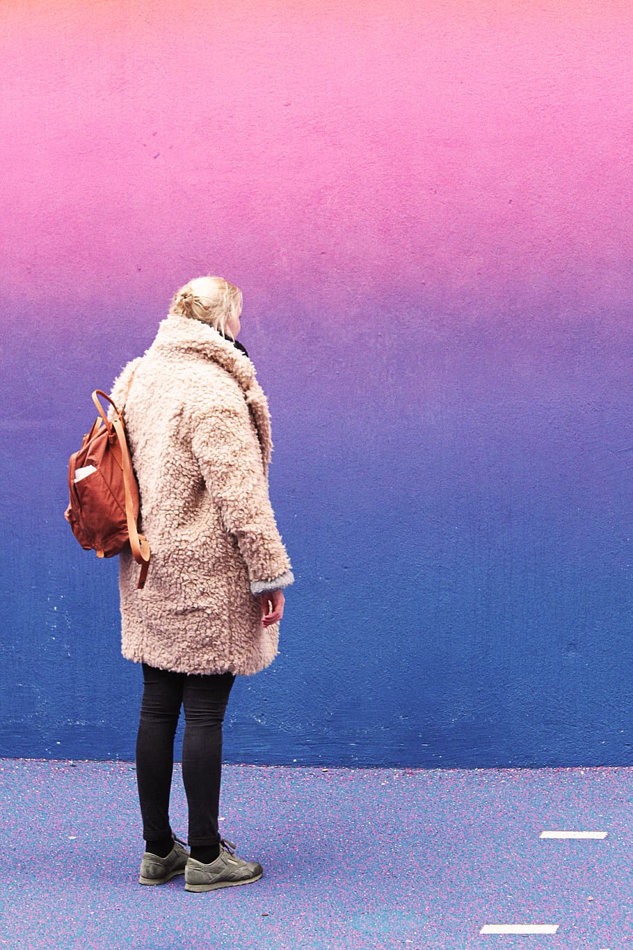 Woman Standing in Front of Pink and Blue Wall, blond hair, colors, HD wallpaper