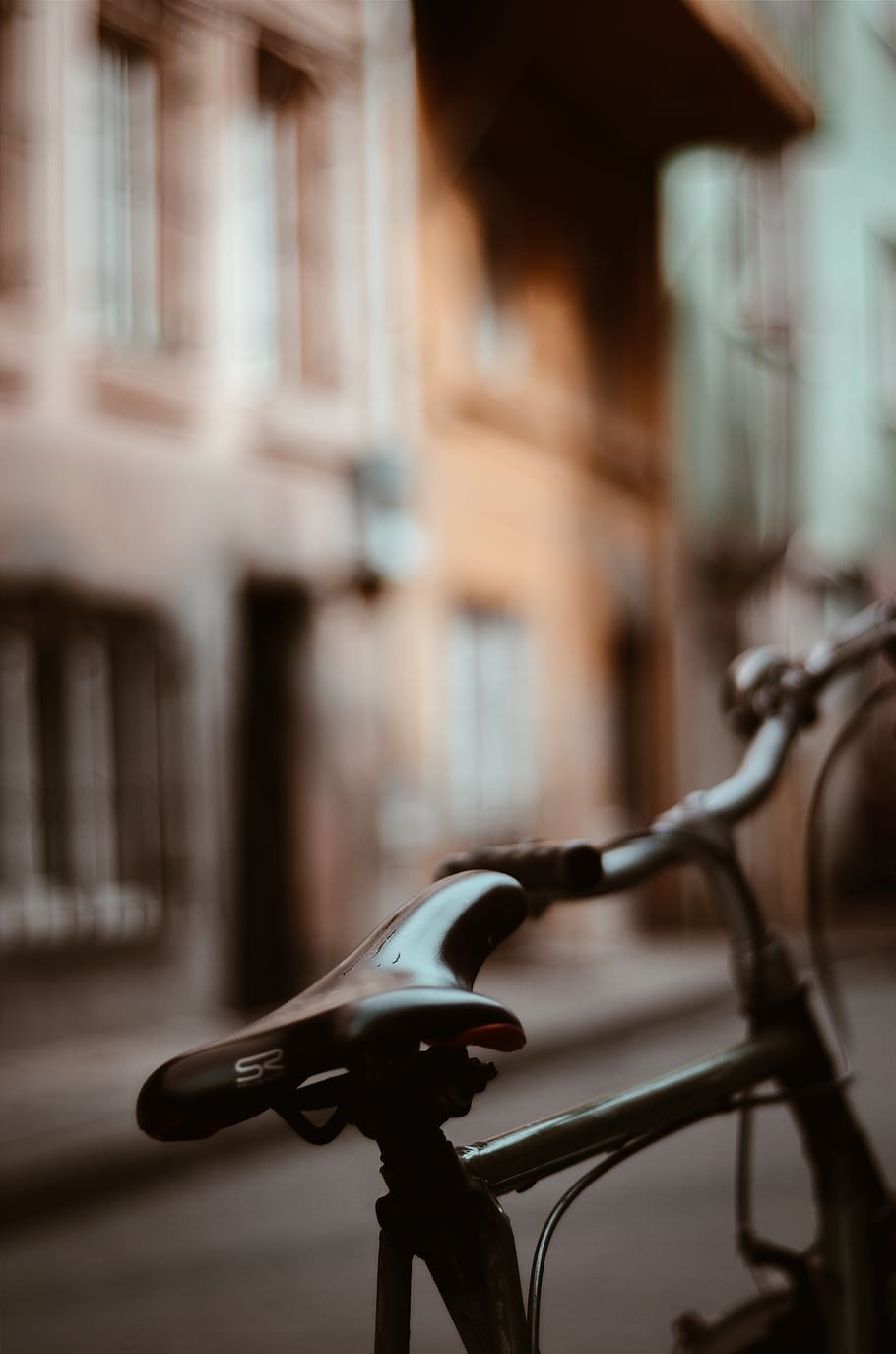 Black Commuter Bike, architecture, bicycle, blur, building, close-up, HD wallpaper