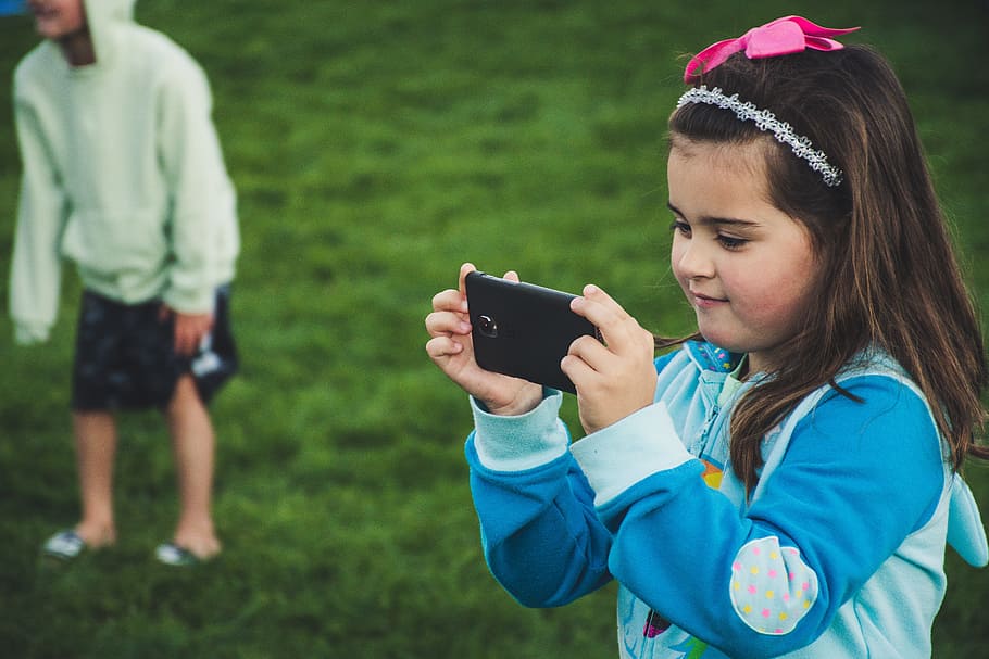 Girl Uses Smartphone, adorable, beautiful, child, cute, daylight HD wallpaper