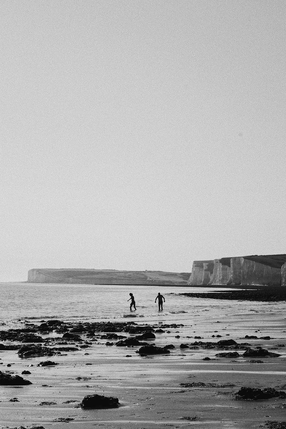 sea, tide, cliffs, swim, people, water, bw, bandw, sun, sky HD wallpaper
