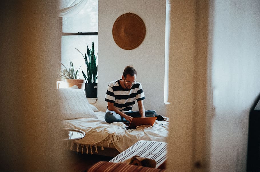 man sitting on bed, laptop, working, home, bedroom, homeoffice, HD wallpaper