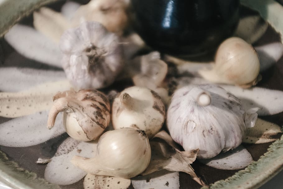 Garlic bulbs on a plate, aromatic, background, bowl, close-up HD wallpaper