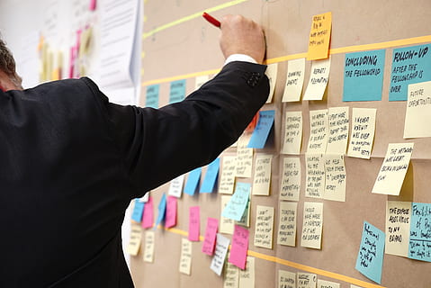 sticky notes on corkboard, white board, person, human, teacher HD wallpaper