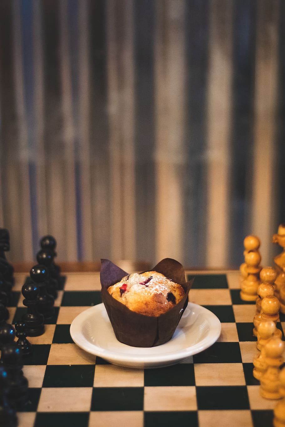 cupcake with white powdered sugar, game, chess, food, muffin HD wallpaper