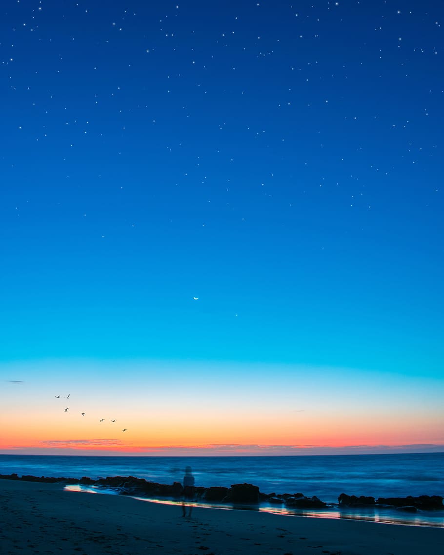 body of water under blue sky with stars, beach, ocean, sea, horizon HD wallpaper