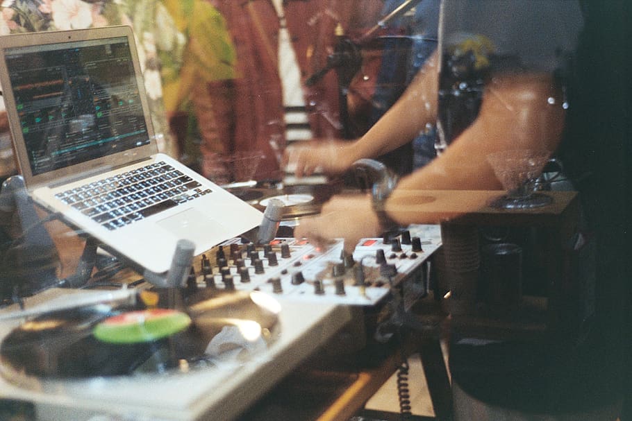 Person Using Audio Mixer Controller, business, computer, deejay HD wallpaper
