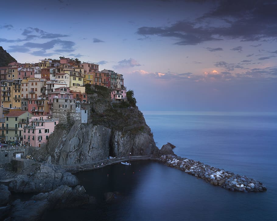 houses near the sea, multicolour, multicolor, town, ocean, cliff HD wallpaper
