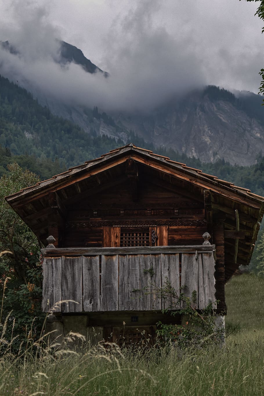 brown house near trees, cabin, shack, hut, mountain, cloud, cloudy HD wallpaper