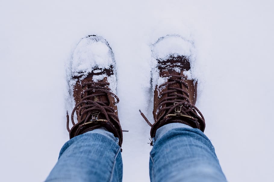 Person Wearing Brown Boots and Blue Denim Jeans Standing on Snow, HD wallpaper