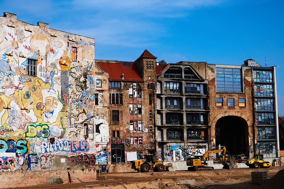 Творчество улица. Тахелес Берлин. Tacheles Берлин. Тахелес дом искусства. Берлинский арт-Сквот Тахелес.