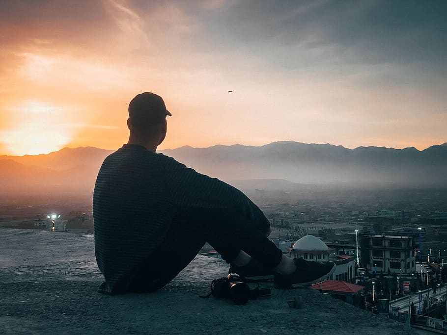 Man Looking at City, backlit, dawn, dusk, evening, landscape HD wallpaper
