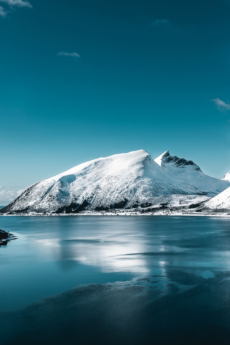 Snow Covered Mountain Near Calm Body Of Water Under Clear Blue Sky HD wallpaper