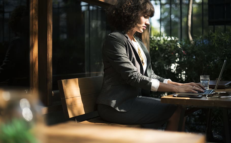 Businesswoman working outside, technology, focus, business woman HD wallpaper