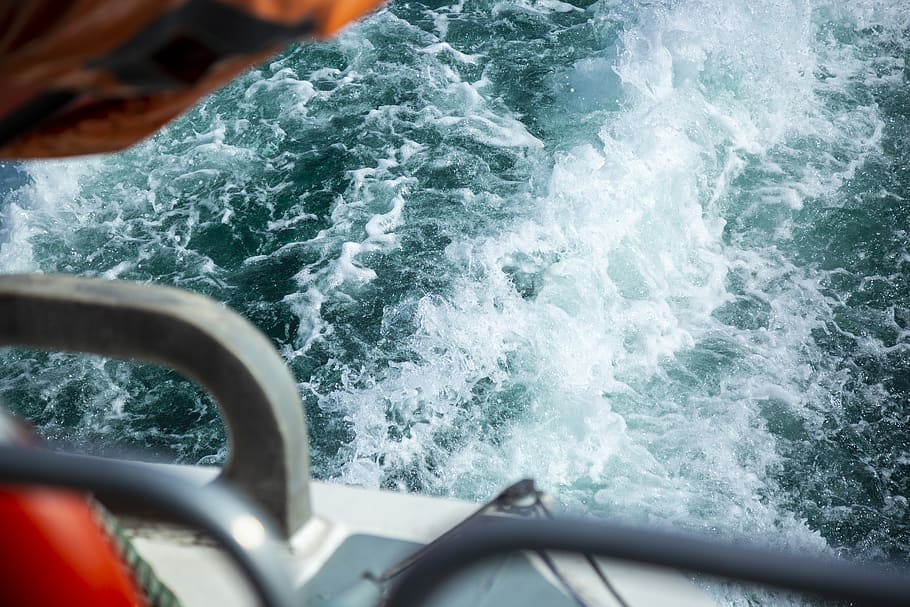 close up photography of moving water at daytime, sea, boat, inishmore, HD wallpaper