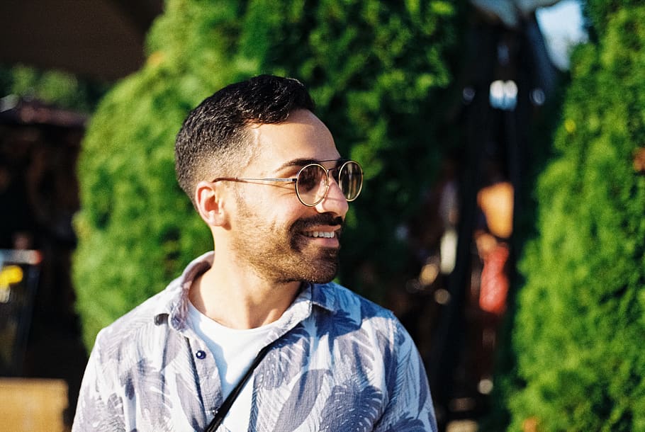 man facing sideways, glasses, focus on foreground, young adult, HD wallpaper