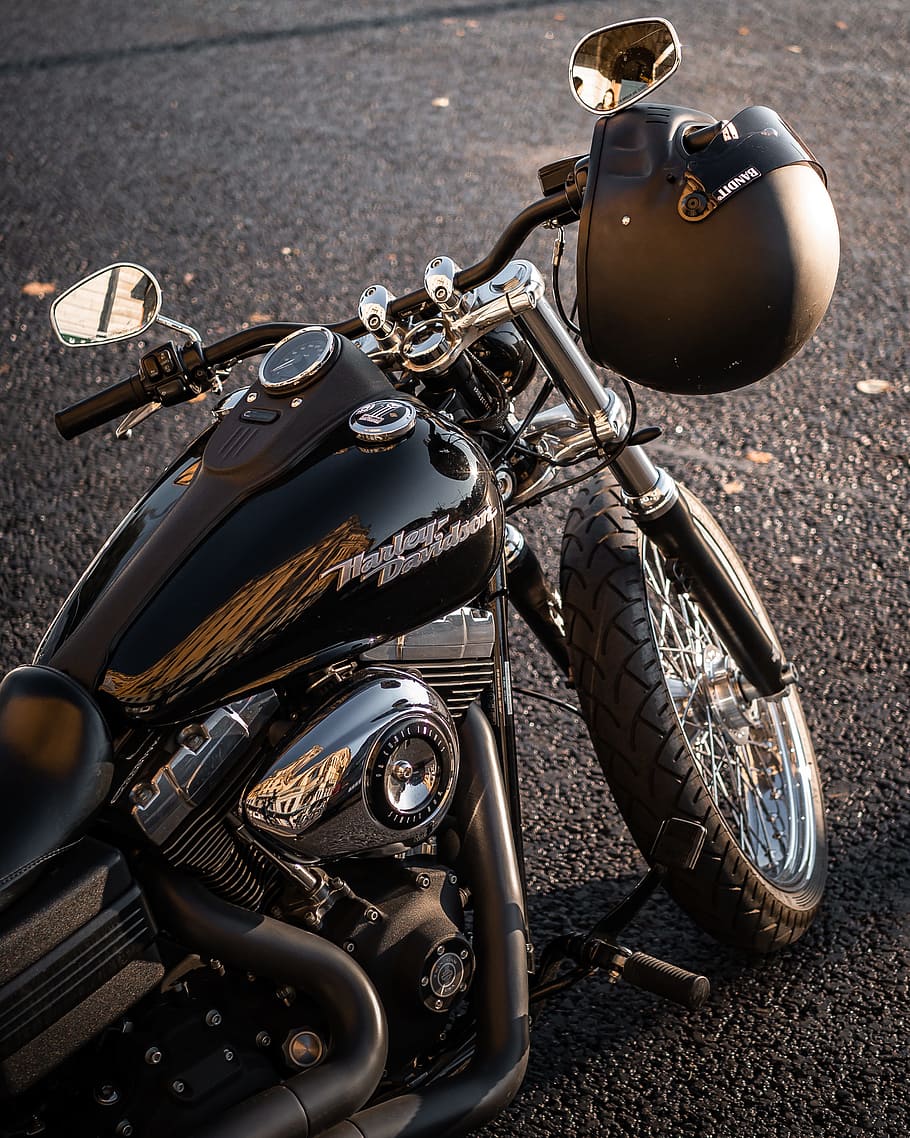 black cruiser motorcycle and full-face helmet, harleydavidson HD wallpaper