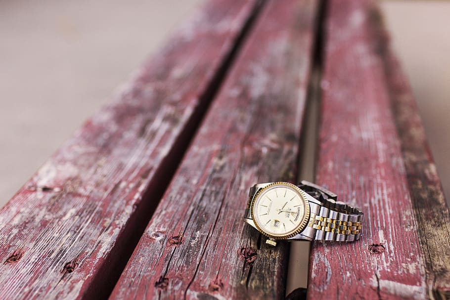 Round Gold-colored Analog Watch, accessoire, time, wristwatch HD wallpaper