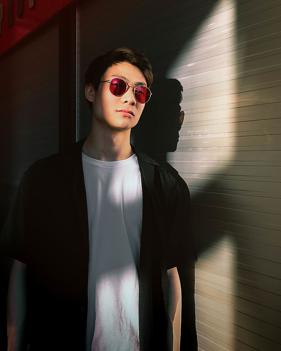 man standing beside brown wall, sunglasses, one person, young adult HD wallpaper