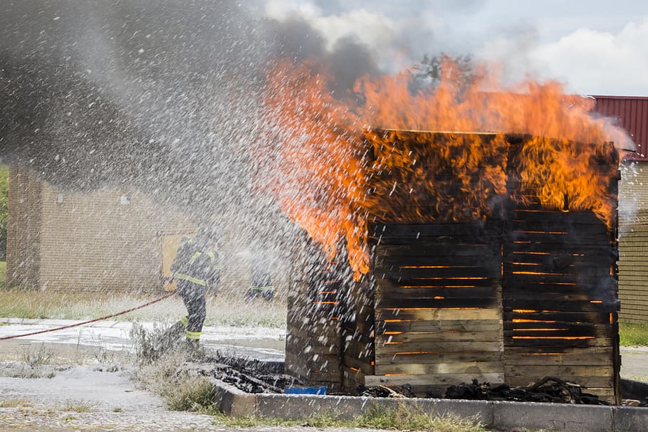 fire, burning, shack, red, firemen, wood, fire - natural phenomenon HD wallpaper