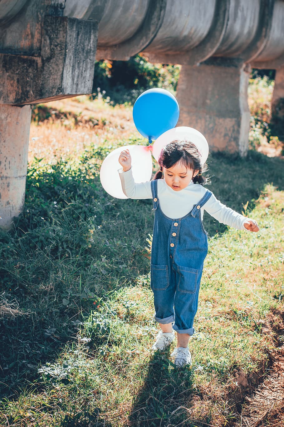 Girl Stepping on Grass While Holding Balloons, beautiful, child HD wallpaper