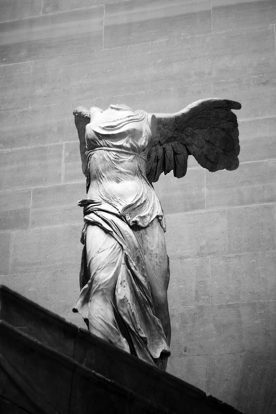 france, paris, louvre museum, black and white, wing, head, nike of samothrace