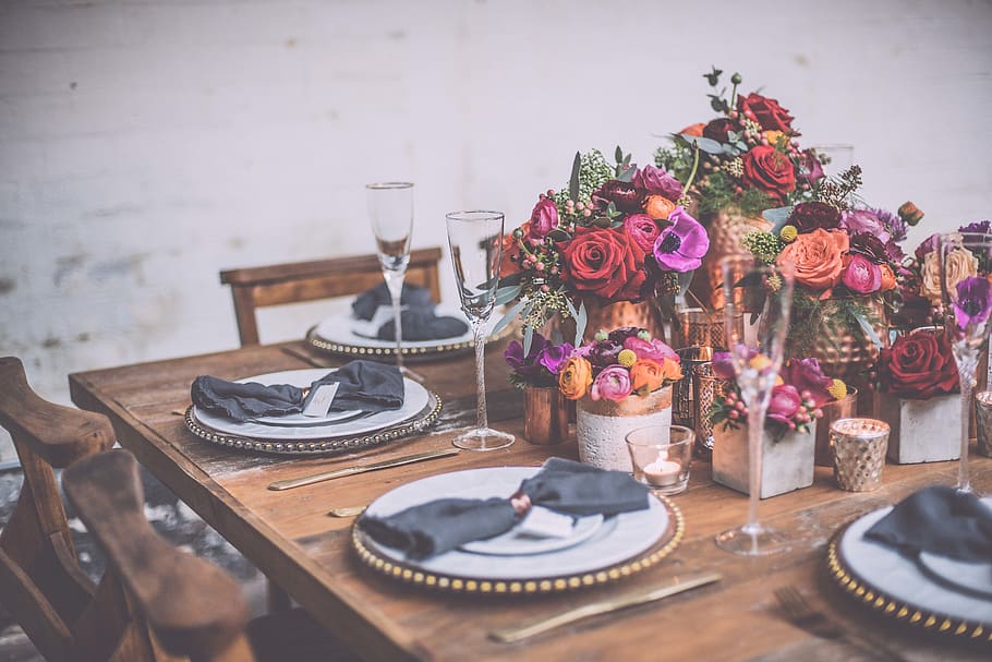 Plates And Footed Glasses On Table, cutlery, flatware, flora HD wallpaper