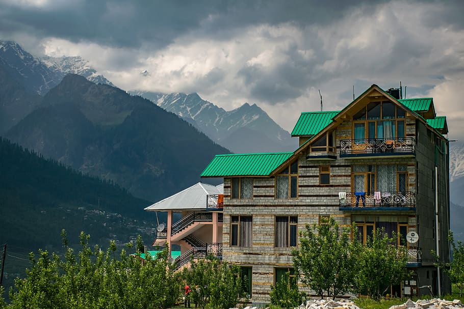 Brown and Green Concrete Building Near Mountains at Daytime, architecture HD wallpaper