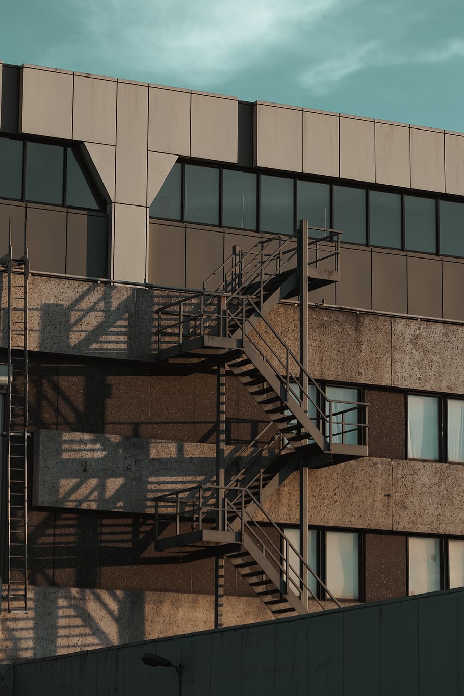 gray metal fire exit stairs, architecture, built structure, building exterior HD wallpaper