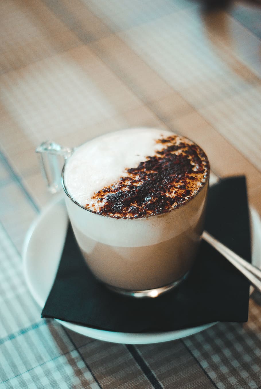 latte art in clear glass cup, coffee, mug, bokeh, blur, cafe HD wallpaper