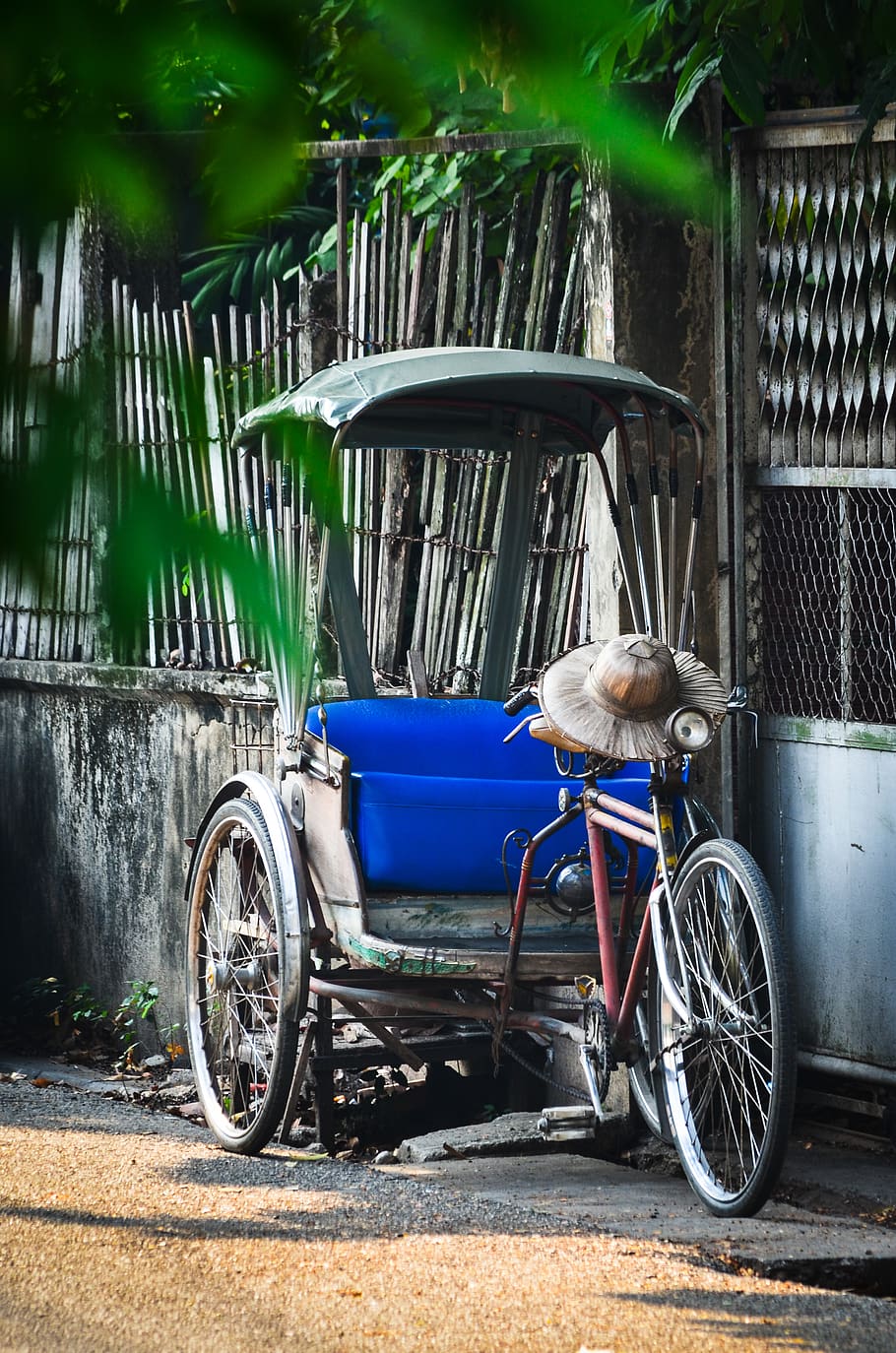 Adult Trike Near Gate, bicycle, colors, daylight, daytime, design HD wallpaper
