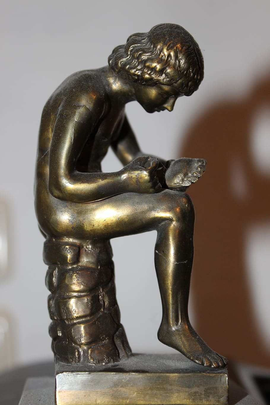 figure, bronze, boy, splitter, statue, sitting, art, antique, HD wallpaper