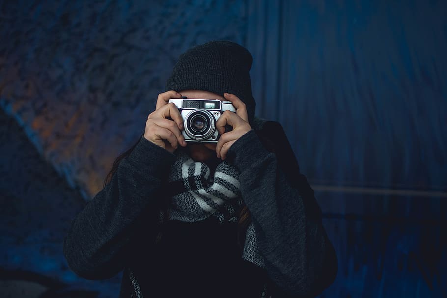 Woman in Grey Jacket Wearing Beanie, adult, analog camera, hat HD wallpaper