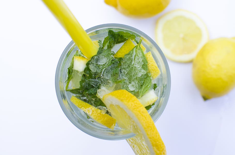 Flat Lay Photograph of Highball Glass With Sliced Lemon, alcohol HD wallpaper