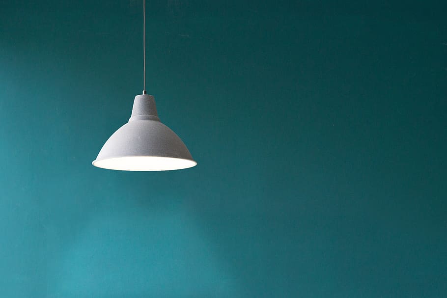 Đèn trang trí là một trong những yếu tố không thể thiếu trong thiết kế nội thất của một không gian làm việc. Hãy thưởng thức hình ảnh về một chiếc đèn trang trí trắng đơn giản nhưng đầy ấn tượng để trang trí thêm cho không gian văn phòng của bạn.